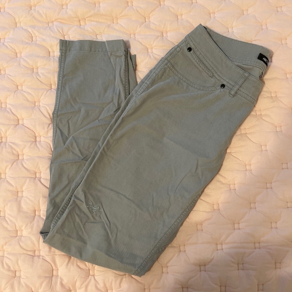 Women’s light gray Arcteryx pant - Picture 1 of 3